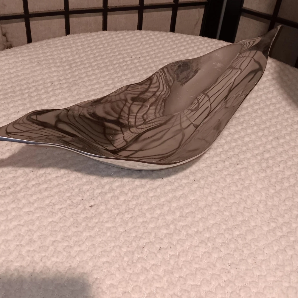 Aluminum leaf shaped bowl - Picture 3 of 5